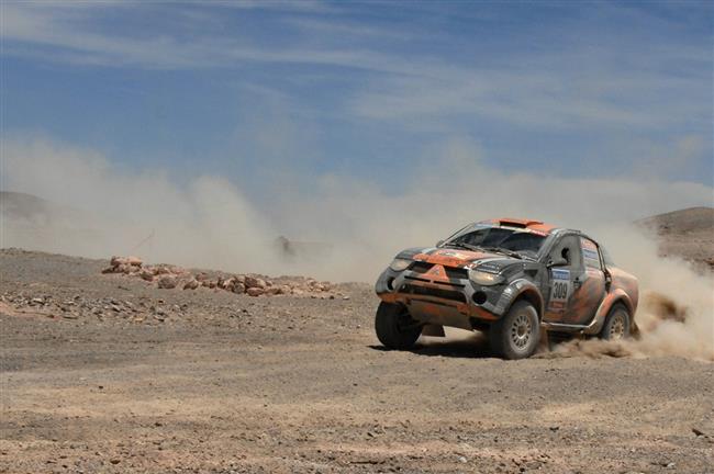 Dakar 2010   5. den: Zapletalovi se zastavil motor a roztrhala se pneu, ale jede dál