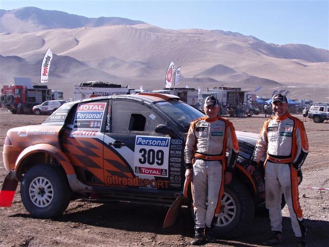 Dakar 2010   5. den: Zapletalovi se zastavil motor a roztrhala se pneu, ale jede dál