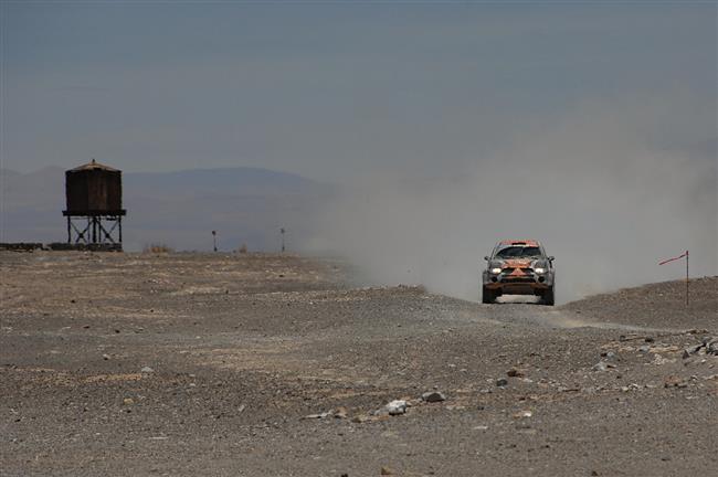 Dakar 2010   5. den: Zapletalovi se zastavil motor a roztrhala se pneu, ale jede dál