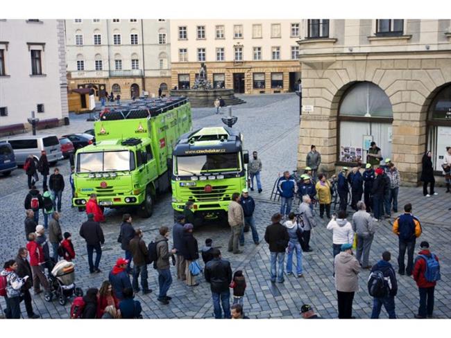 Dakar 2010 : Příjezd dvojice kamionů Tatra CDT vyvolal velký zájem konkurence