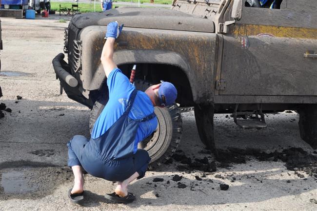 Zapletal plnil roli rychl asistence a pomhal s opravou spojky na Pajeru polsk posdky