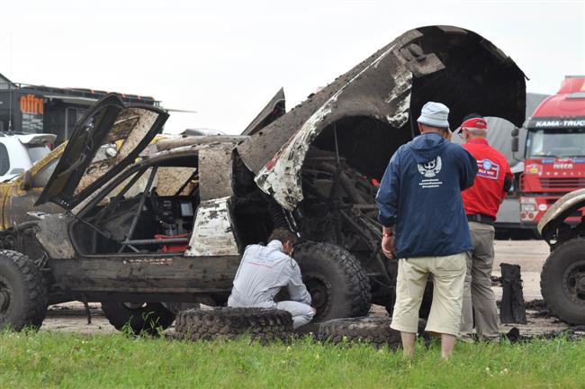 Silk Way 2011: Z dvojice českých Hummerů zůstal jen Josef Pelc s manželkou Alenou