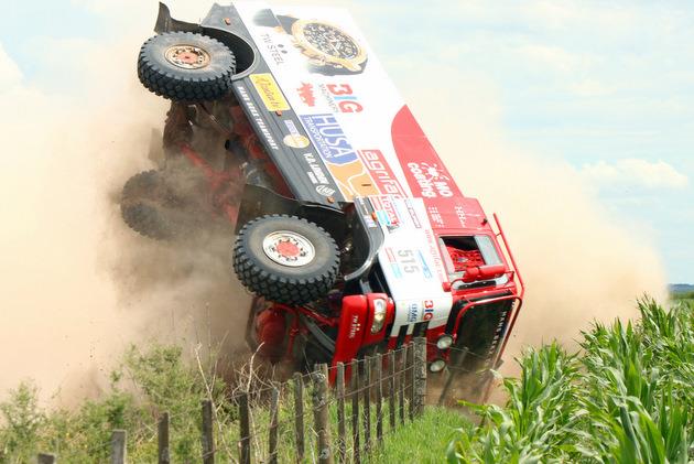 Kotrmelec kamionu na Dakaru :  fotky a video z Bekxovy havarie !!! Havaroval tak Spil !!