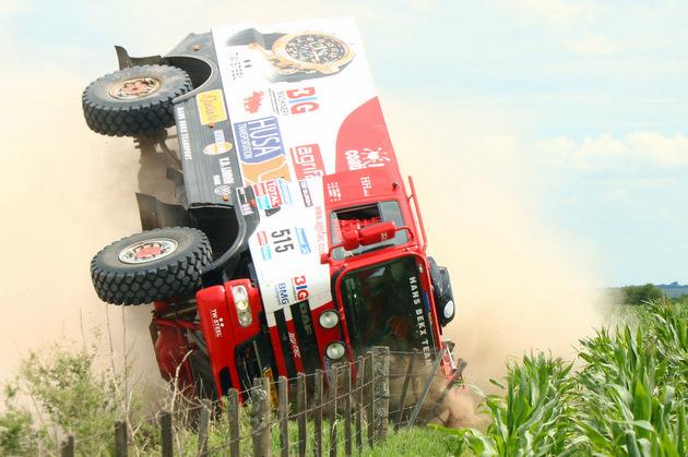 Kotrmelec kamionu na Dakaru :  fotky a video z Bekxovy havarie !!! Havaroval tak Spil !!