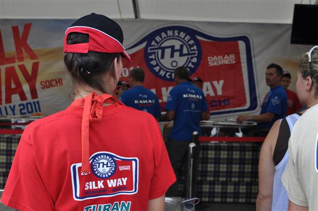 Silk Way 2011 - cíl 1. etapy ještě, než dorazili první závodníci