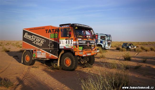 Oranžová Tatra Tomáše Tomečka i jeho tým opět v Praze, se zlatem z Afriky.