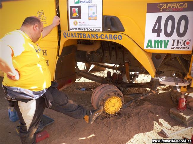 Oranžová Tatra Tomáše Tomečka i jeho tým opět v Praze, se zlatem z Afriky.