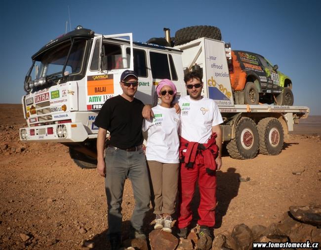 Oranžová Tatra Tomáše Tomečka i jeho tým opět v Praze, se zlatem z Afriky.