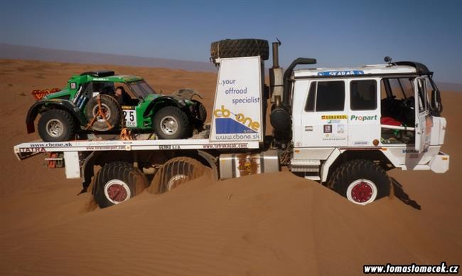 Oranžová Tatra Tomáše Tomečka i jeho tým opět v Praze, se zlatem z Afriky.