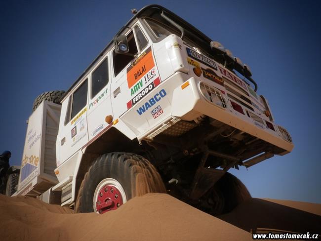 Oranžová Tatra Tomáše Tomečka i jeho tým opět v Praze, se zlatem z Afriky.