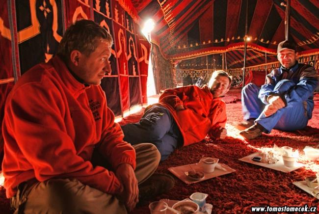 Oranžová Tatra Tomáše Tomečka i jeho tým opět v Praze, se zlatem z Afriky.