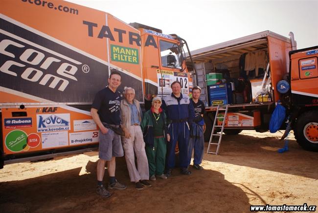 Oranžová Tatra Tomáše Tomečka i jeho tým opět v Praze, se zlatem z Afriky.