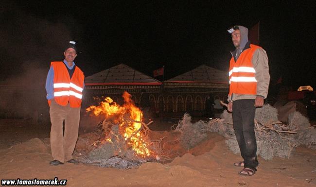 Oranžová Tatra Tomáše Tomečka i jeho tým opět v Praze, se zlatem z Afriky.
