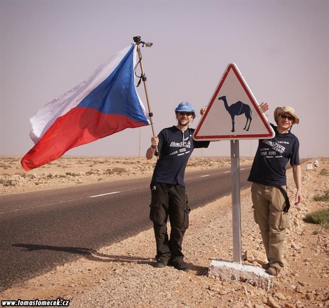 Oranžová Tatra Tomáše Tomečka i jeho tým opět v Praze, se zlatem z Afriky.