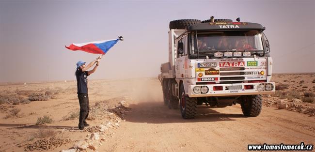 Oranžová Tatra Tomáše Tomečka i jeho tým opět v Praze, se zlatem z Afriky.
