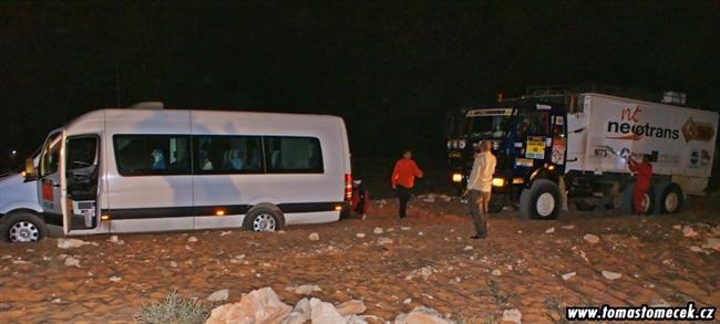 Oranžová Tatra Tomáše Tomečka i jeho tým opět v Praze, se zlatem z Afriky.