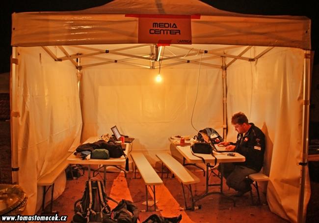 Oranžová Tatra Tomáše Tomečka i jeho tým opět v Praze, se zlatem z Afriky.