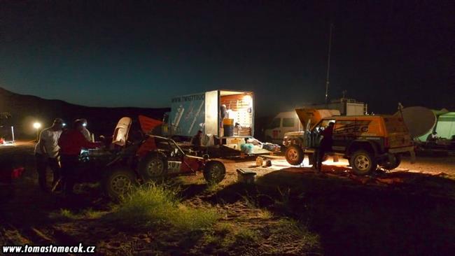 Oranžová Tatra Tomáše Tomečka i jeho tým opět v Praze, se zlatem z Afriky.