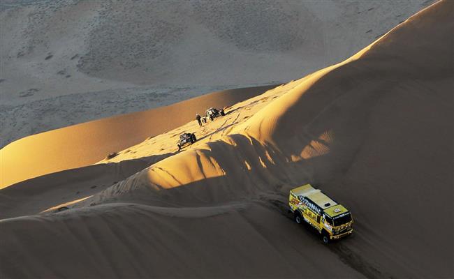 Dakar: Jarda Valtr jedenct, i kdy  jel 200 km bez brzd a zvr s pokozenou npravou