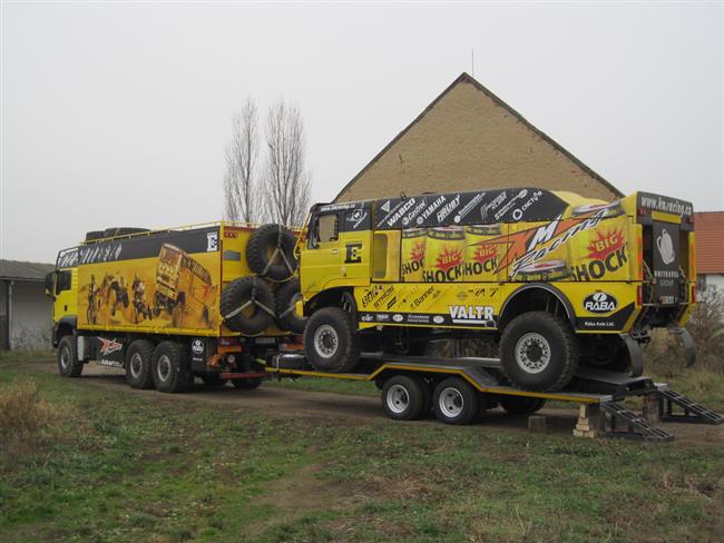 KM Racing a nakládání jeho techniky před Dakarem 2012