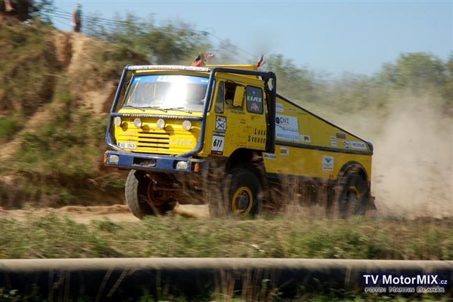 Ptinsobn dakarsk vtz v kategorii tykolek koriguje svoje plny s vozem buggy