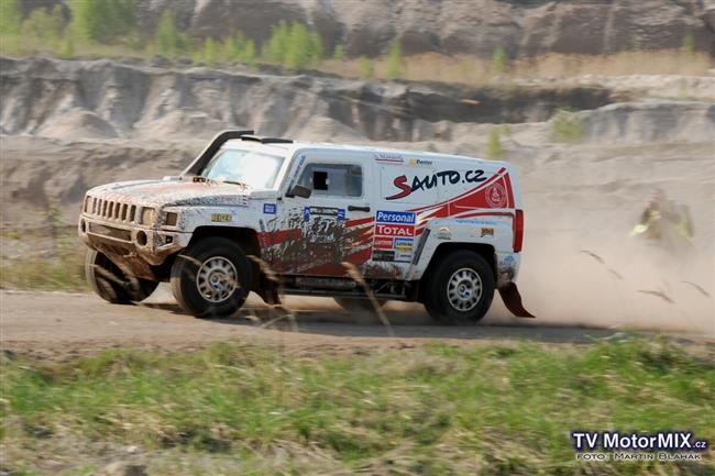 Ptinsobn dakarsk vtz v kategorii tykolek koriguje svoje plny s vozem buggy