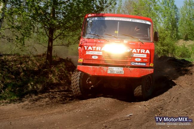 Ptinsobn dakarsk vtz v kategorii tykolek koriguje svoje plny s vozem buggy