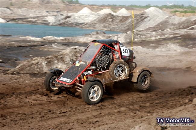 Ptinsobn dakarsk vtz v kategorii tykolek koriguje svoje plny s vozem buggy