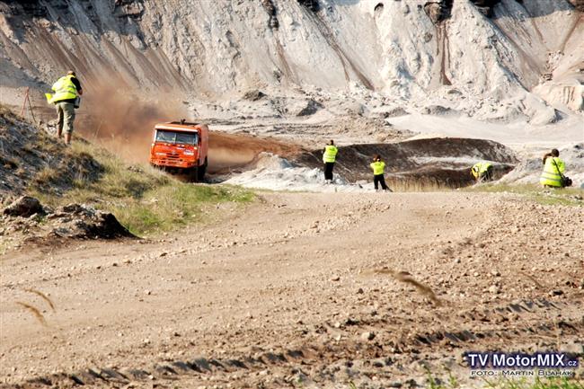 Ptinsobn dakarsk vtz v kategorii tykolek koriguje svoje plny s vozem buggy