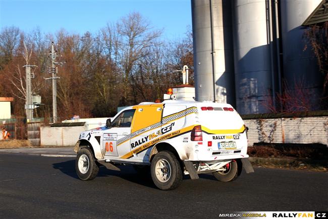 Pajero Petra Vaculíka při  exhibiční jízdě při Mikuláš rallye Slušoivice 2011