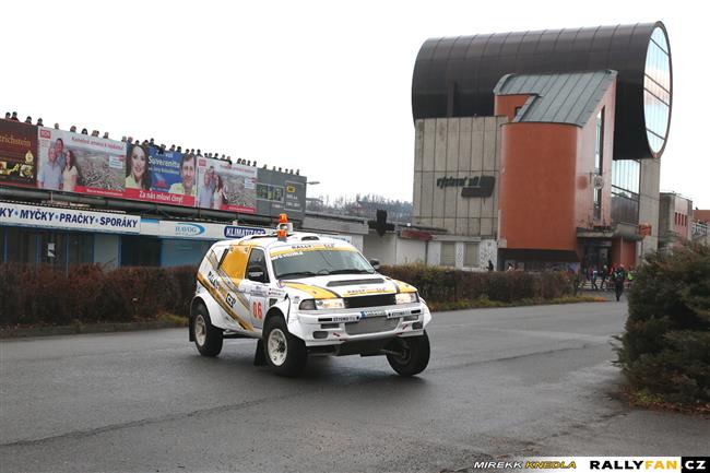 Pajero Petra Vaculíka při  exhibiční jízdě při Mikuláš rallye Slušoivice 2011