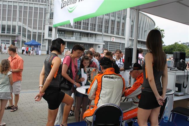 Tým Offroadsport společně s MotorMIXem na veletrhu Autosalon 2011 v Brně
