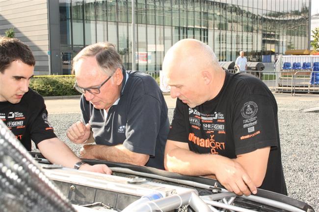 Tým Offroadsport společně s MotorMIXem na veletrhu Autosalon 2011 v Brně