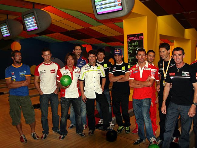 Bowling s jezdci MS SBK Brno 2008 objektivem Davida Kárného