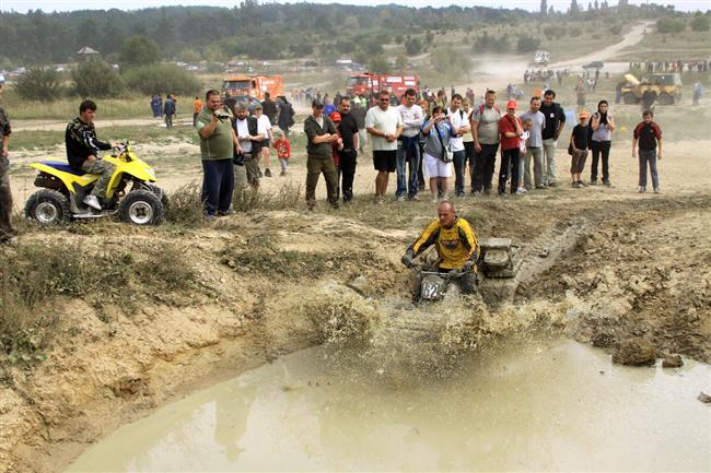 Rallye tructrial Milovice 2009 a borec - bahňák Pechánek objektivem Mirka Knedly sen.