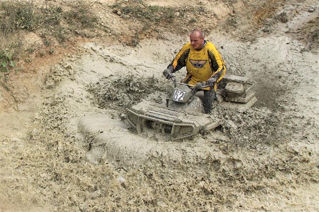 Rallye tructrial Milovice 2009 a borec - bahňák Pechánek objektivem Mirka Knedly sen.