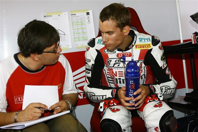 nik oleje zastavil snahu tmu SMS Racing a Ondry Jeka v MS Supersport v Aragonu.