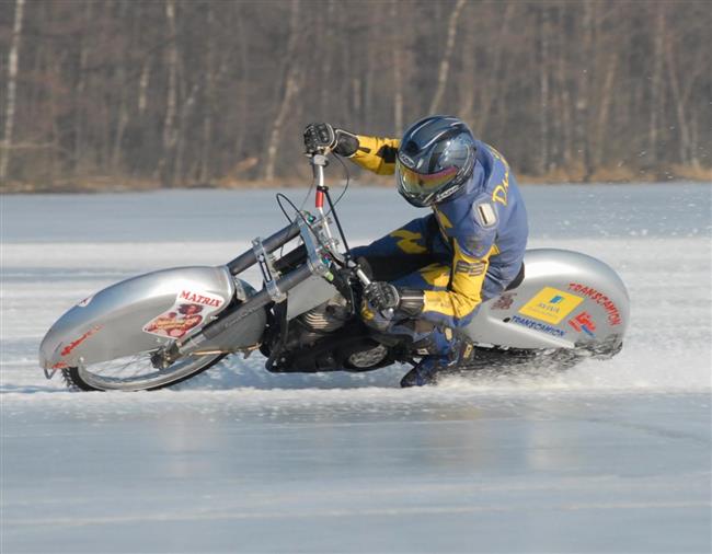 Motocyklov zvodnk Duan Novosd uvauje o  ledov ploch drze