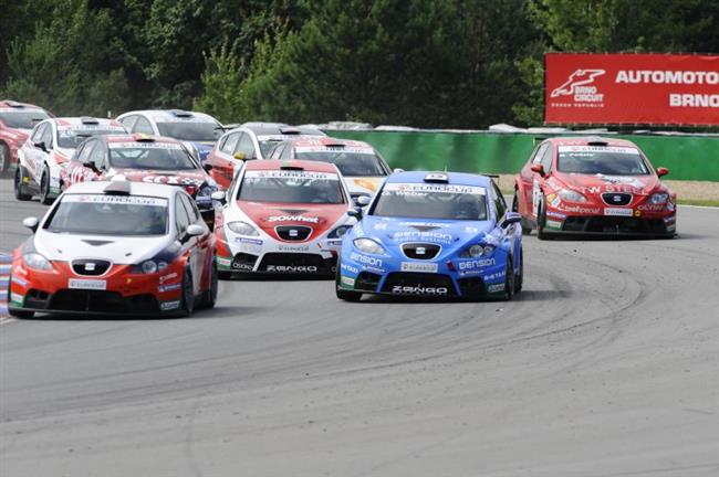 Seat Supercopa 2010 v Brn a kolize po  startu objektivem Jirky Marka