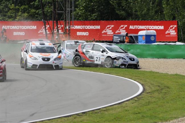 Seat Supercopa 2010 v Brně a kolize po  startu objektivem Jirky Maršíčka
