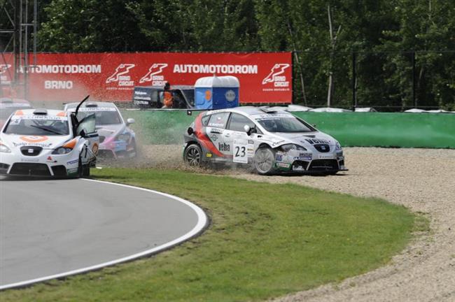 Seat Supercopa 2010 v Brn a kolize po  startu objektivem Jirky Marka