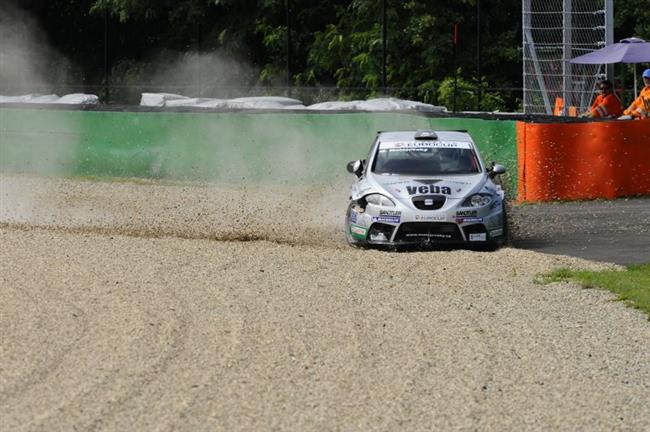 Seat Supercopa 2010 v Brně a kolize po  startu objektivem Jirky Maršíčka
