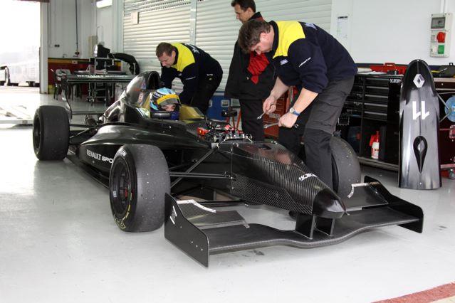 Technick problmy provzely jezdce Kenek Motorsport i ve druhm dni test v Magny Course.