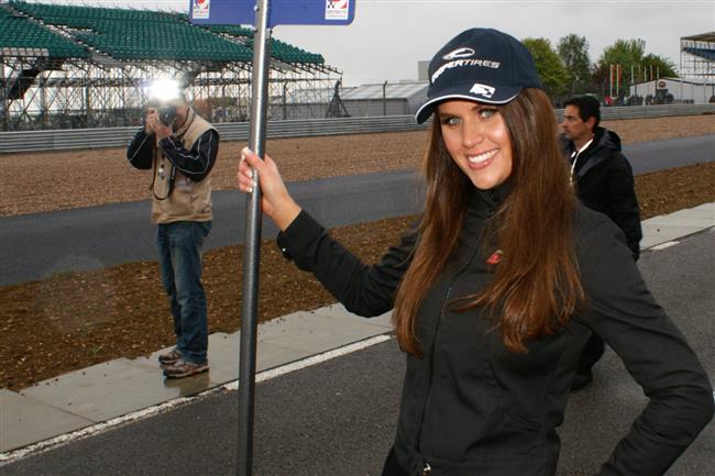 FIA GT3 v Silverstone 2010 a holky, foto Karel Kube