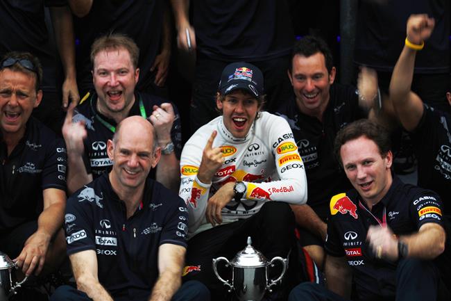Nov korunovan ampin Sebastian Vettel zskal dal postaven v ele startovnho pole