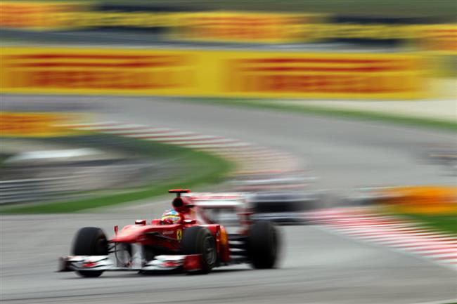 Nov korunovan ampin Sebastian Vettel zskal dal postaven v ele startovnho pole
