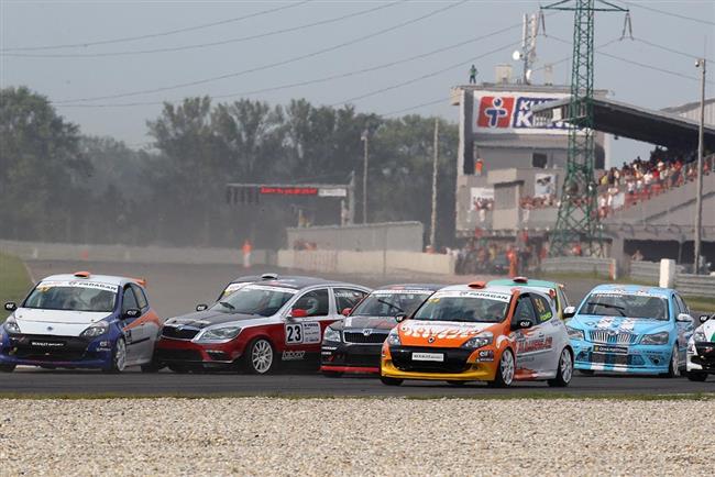 Polsk jezdec Jan Kisiel si vyjel pole position pro tet zvod Clio Cupu Bohemia na Slovakiaringu