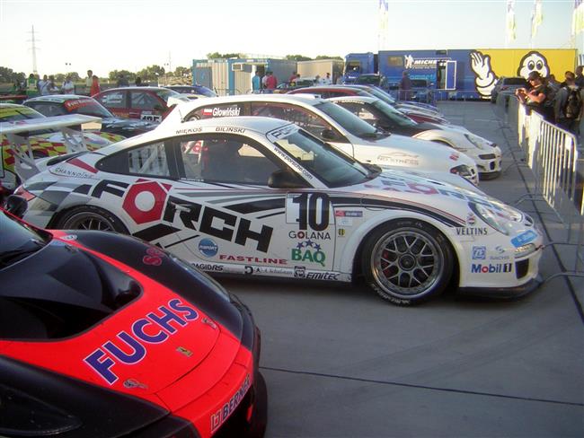 Slovakiaring a velmi slušně obsazené závody D4 - atmosféra