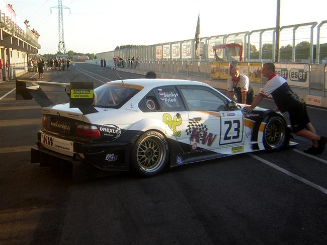 Slovakiaring a velmi slušně obsazené závody D4 - atmosféra
