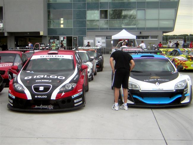 Slovakiaring a velmi slušně obsazené závody D4 - atmosféra